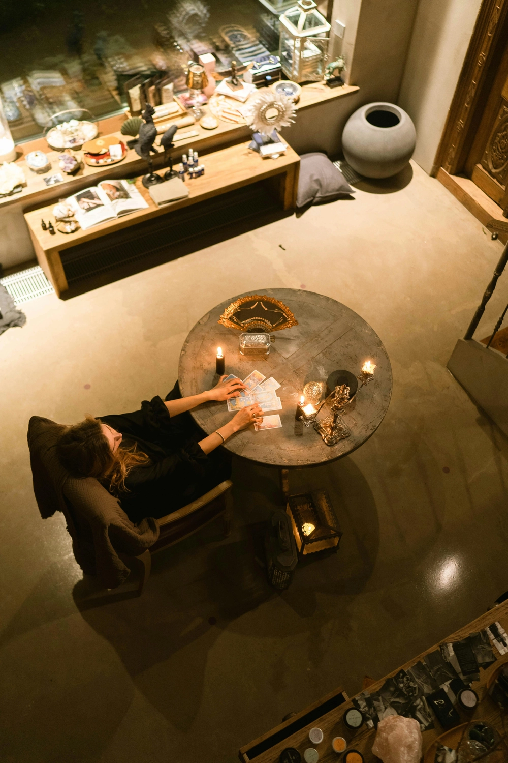 Liveadvice – Frauen sitzen in einem dunklen Raum, das Konzept der Verteidigung gegen dunkle Energie